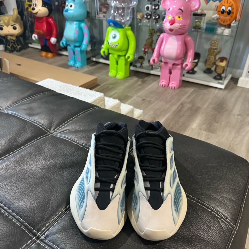 Adidas Yessy 700 V3